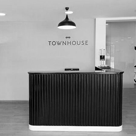 Oyo Townhouse 17 Huda City Center Near Leisure Valley Park Gurgaon Zewnętrze zdjęcie